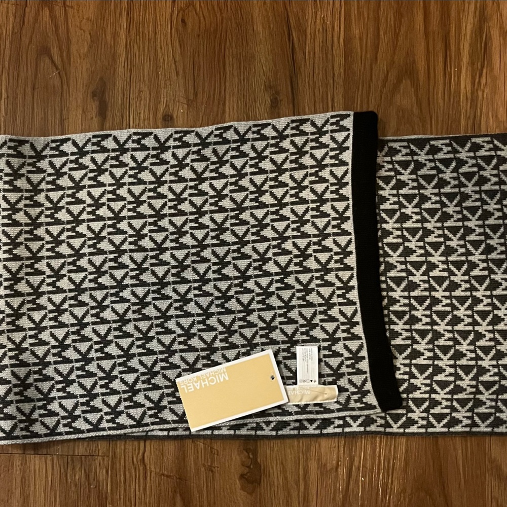Michael Kors neck scarf